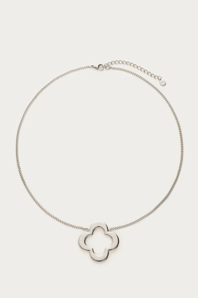 Necklace with large clover