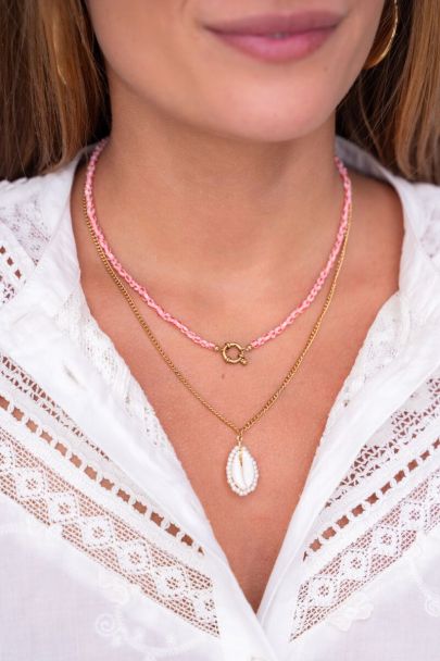 Necklace with seashell and faux pearls