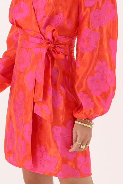 Robe portefeuille en jacquard orange avec fleurs roses
