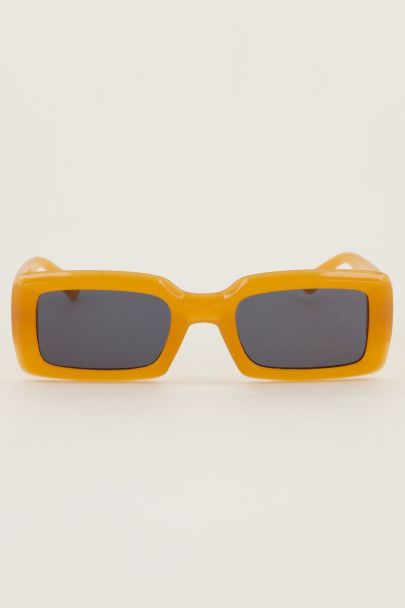 Orangefarbene rechteckige Sonnenbrille
