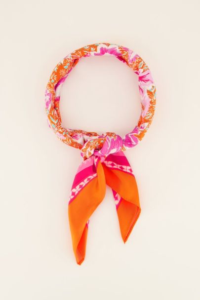 Oranje sjaal met bloemen 