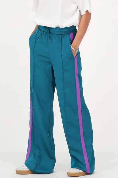 Grüne Satinhose mit weitem Bein und lila Band 