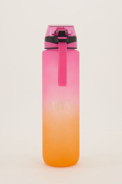 Pinke und orangefarbene Wasserflasche mit Trinkschnabel und Strohhalm