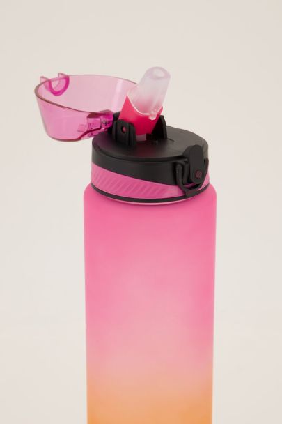 Pinke und orangefarbene Wasserflasche mit Trinkschnabel und Strohhalm