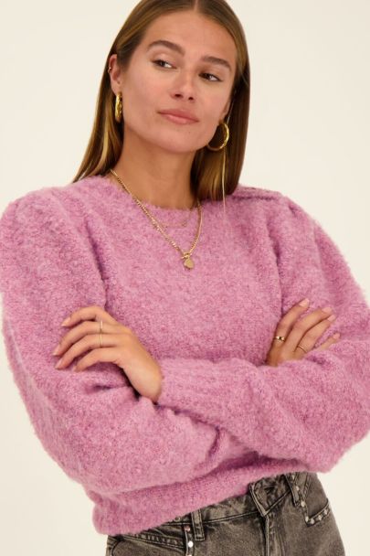 Roze trui met knopen op schouder