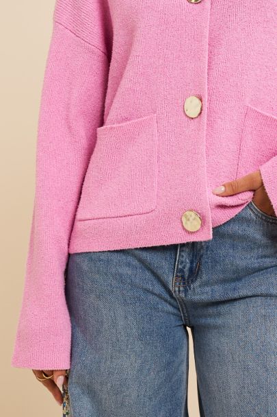 Cardigan en maille rose à boutons dorés