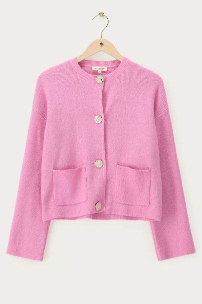 Pinke Strickjacke mit goldfarbenen Knöpfen
