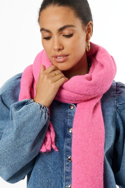 Roze gebreide sjaal met franjes