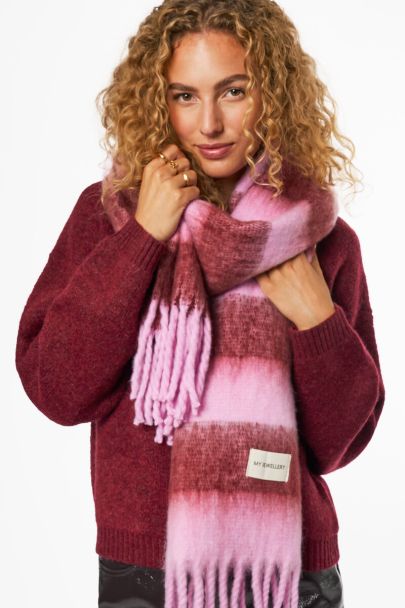 Roze sjaal met burgundy strepen en franjes