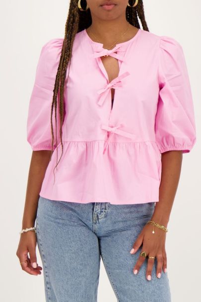 Roze top met strikjes en pofmouwen