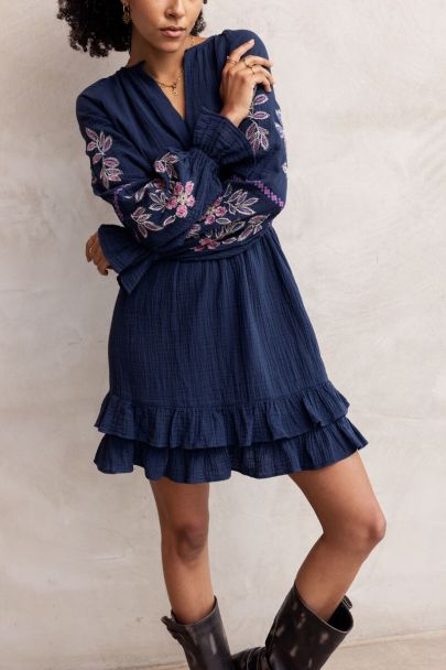 Robe bleu foncé avec broderie