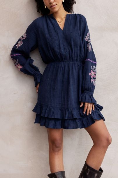 Robe bleu foncé avec broderie