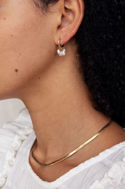 Hoop earrings with five pearls