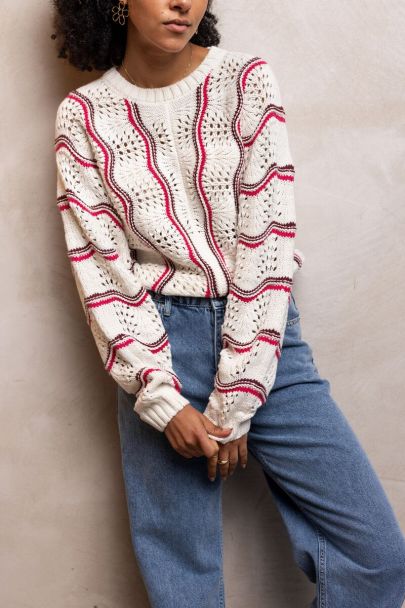 Weißer Ajour-Pullover mit roten & pinken Streifen