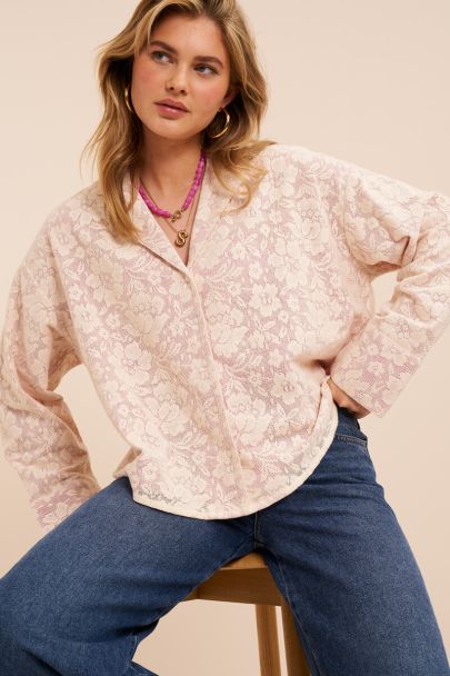 Paarse blouse met bloemen en kant