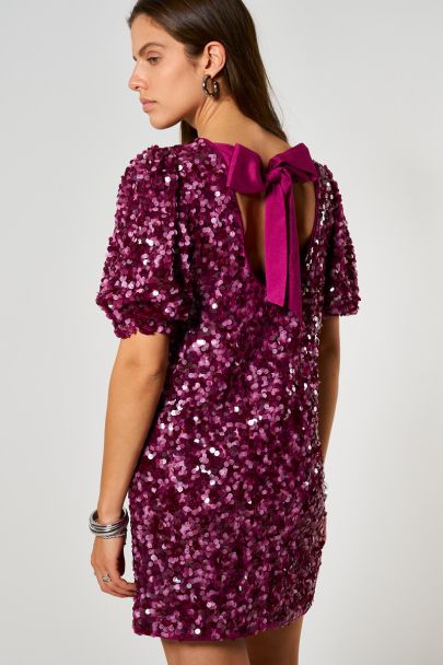 Lila Kleid mit Puffärmeln und Pailletten