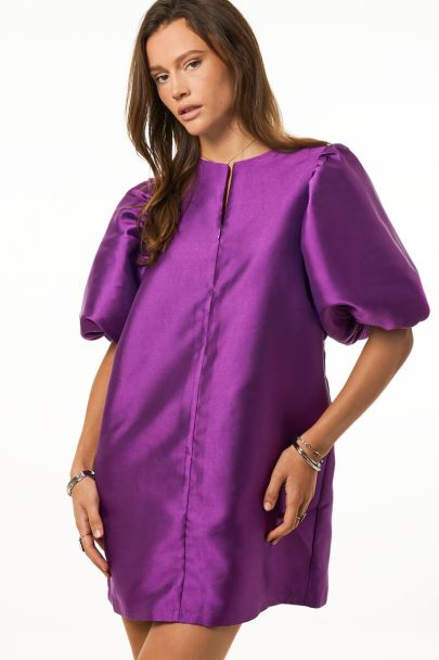 Robe violette à manches courtes bouffantes