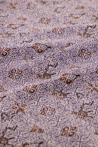 Robe violette avec imprimé graphique et volants