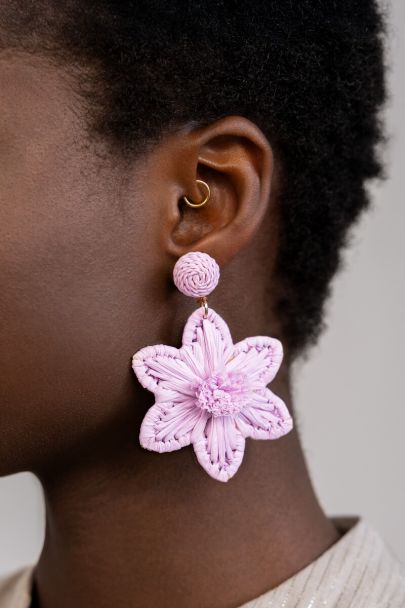 Paarse statement oorhangers met raffia bloem