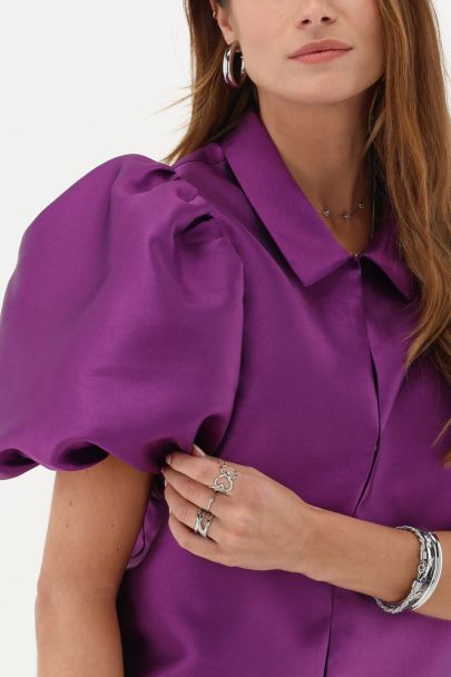 Paarse top met korte pofmouwen in satijn look