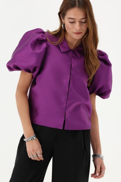 Paarse top met korte pofmouwen in satijn look