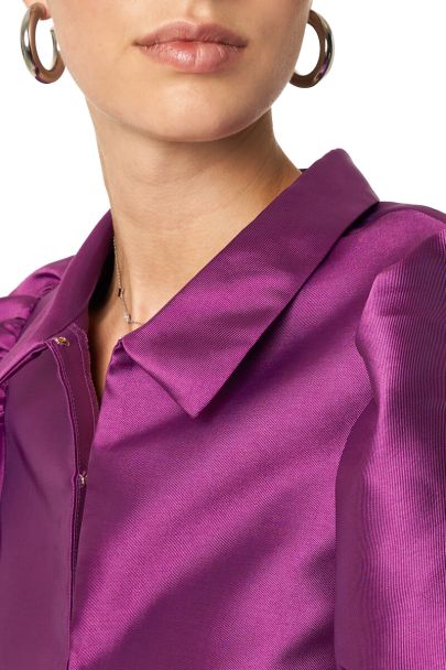 Paarse top met korte pofmouwen in satijn look