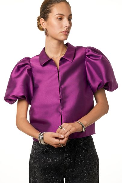 Paarse top met korte pofmouwen in satijn look