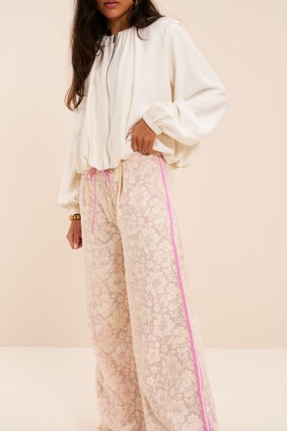 Paarse pantalon met bloemen en kant