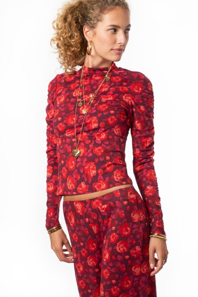 Col roulé violet avec imprimé rose