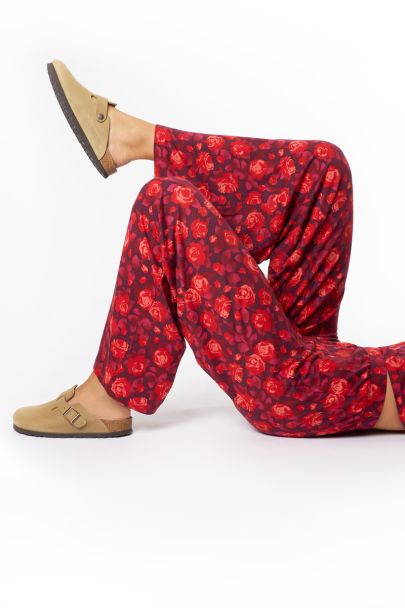 Pantalon large violet avec imprimé rose