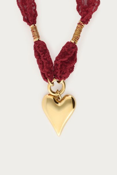 Collier rouge avec dentelle et cœur
