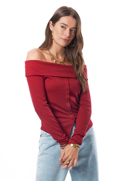 Top rouge à épaules dénudées avec boutons