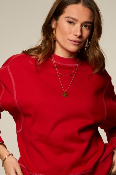 Rode sweater met contrasterende stiksels
