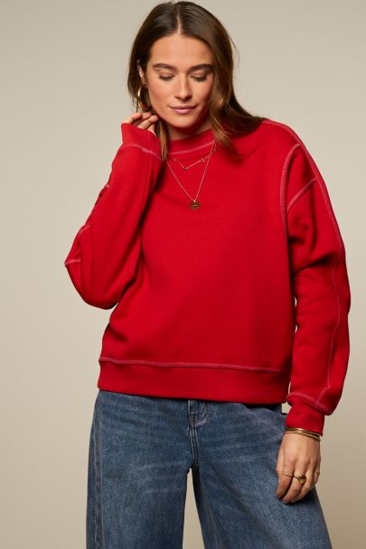 Rode sweater met contrasterende stiksels