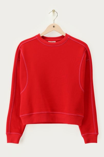 Sweat rouge à coutures contrastées