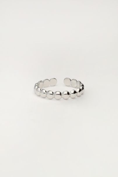 Ring with connecting circles