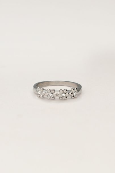 Ring mit Blumen und Steinen