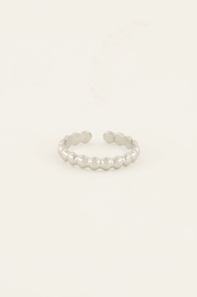 Ring met aansluitende bolletjes