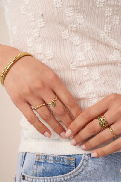 Ring mit Wirbel und gr&uuml;nen Perlen