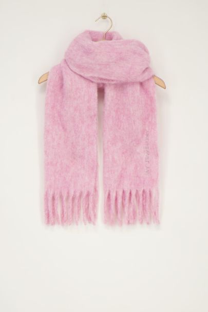 Roze sjaal met franjes