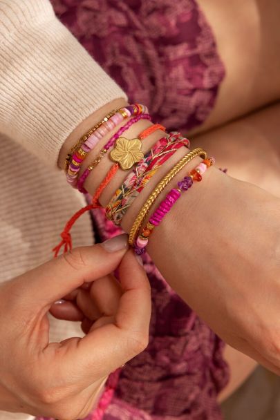 Lilafarbenes Art-Kordelarmband mit pinken Perlen