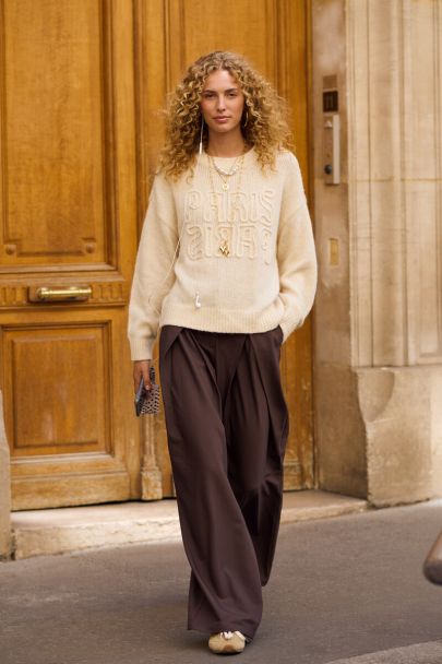 Pull brodé beige "Paris Paris"