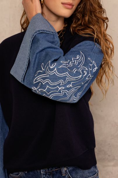 Donkerblauwe sweater met denim mouwen