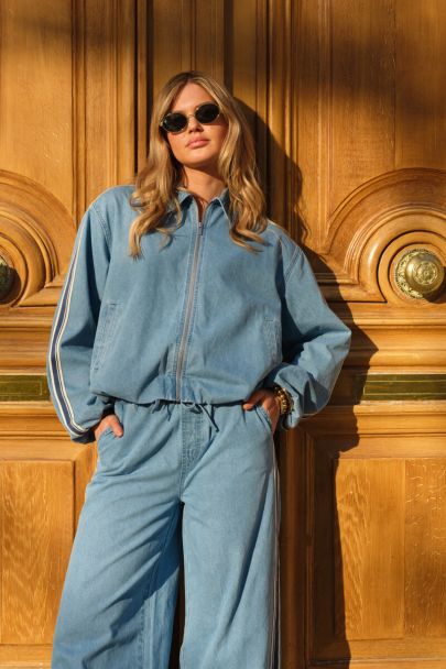 Pantalon en denim bleu clair à bandes latérales