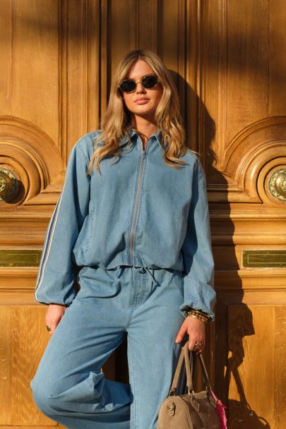 Hellblaue Jeansjacke mit Streifen