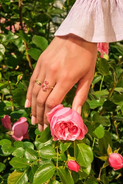 Botanical ring met roze klaver