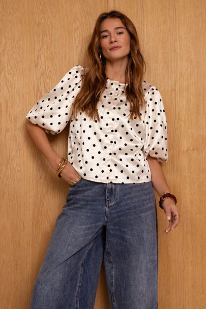Wite top met zwarte polkadot in satijn look