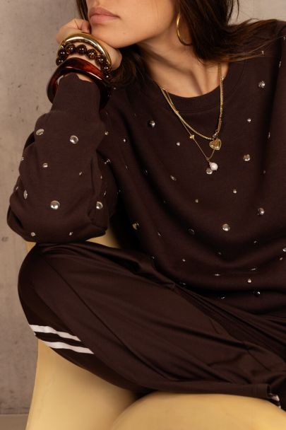 Donkerbruine sweater met zilverkleurige studs