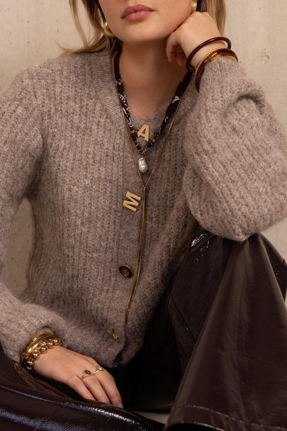 Grijs gebreid vest met l'amour knopen