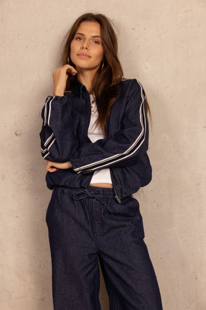 Donkerblauw denim jacket in sporty look 